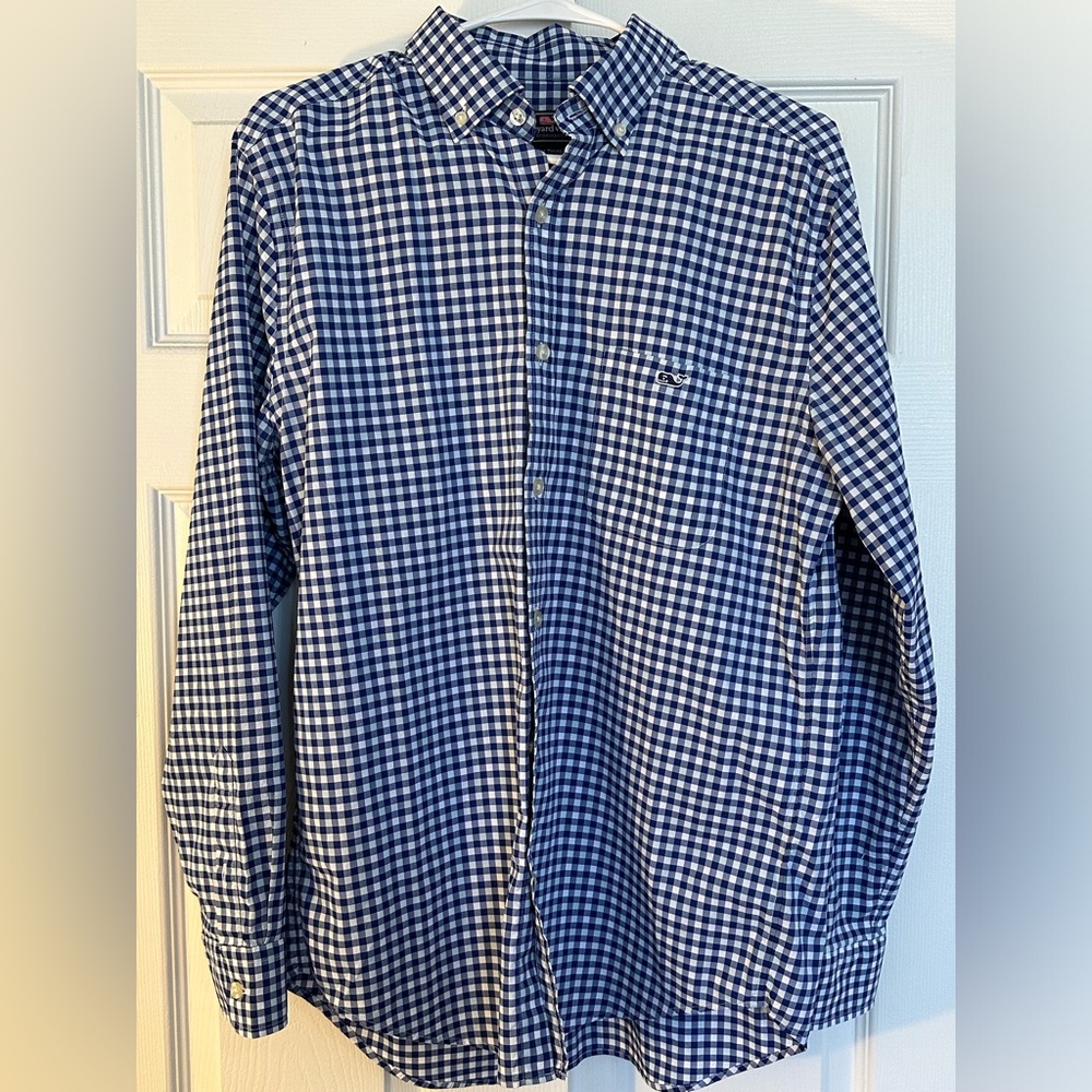 Vineyard Vines Button down. Lightweight breathable material.